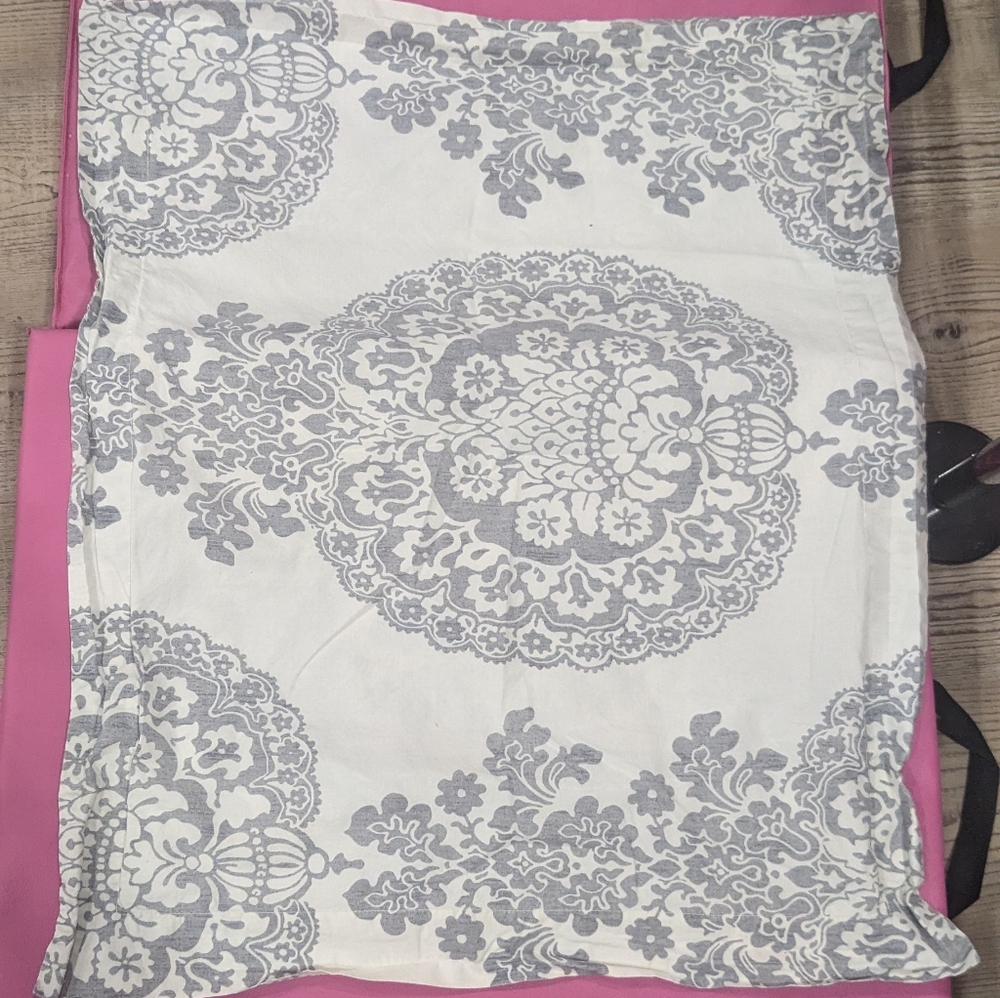 Pottery Barn 2 STANDARD Pillow Shams Lucianna Medallion